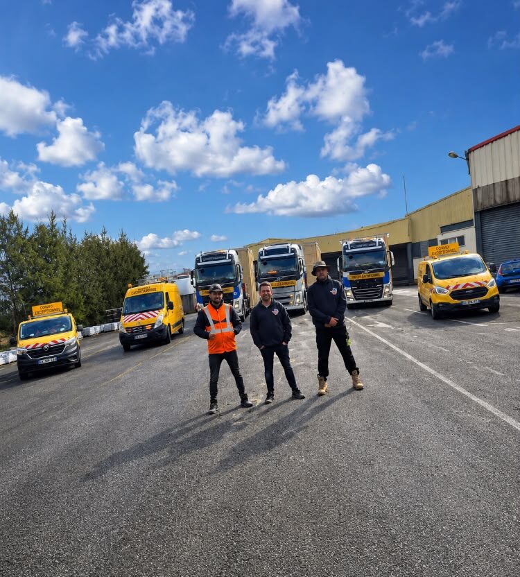 Équipe et véhicules d'escorte convoi exceptionnel