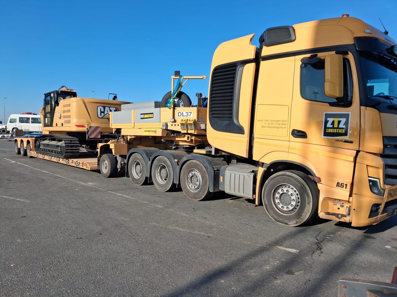 Ensemble tracteur et porte-char convoi exceptionnel