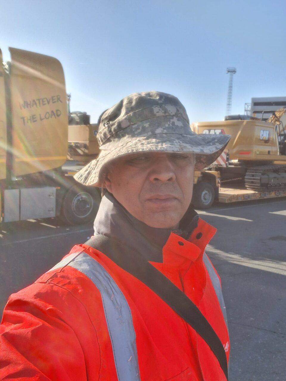 Convoi exceptionnel — pelle Volvo sur porte-char