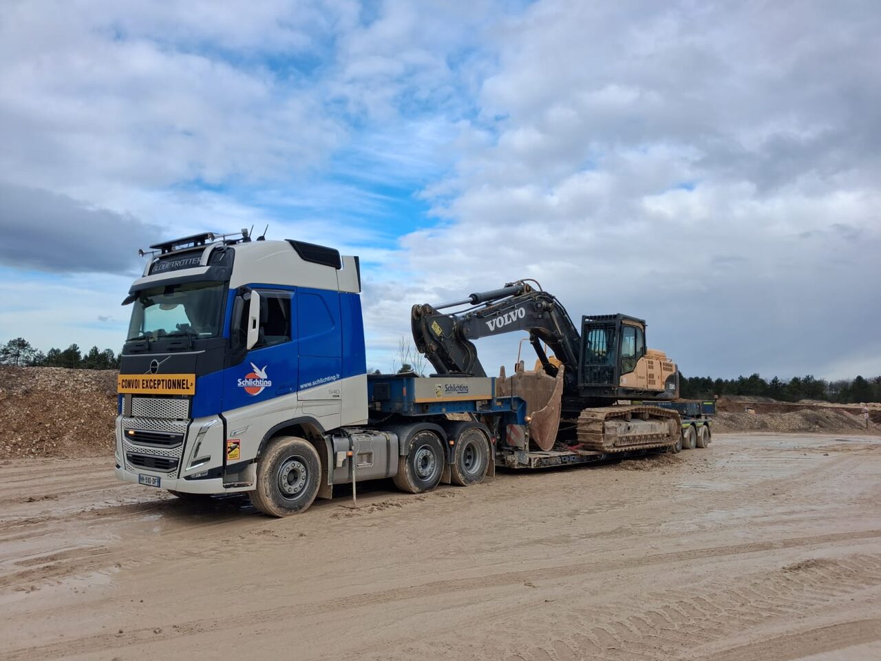 Pelle Volvo chargée pour transport exceptionnel