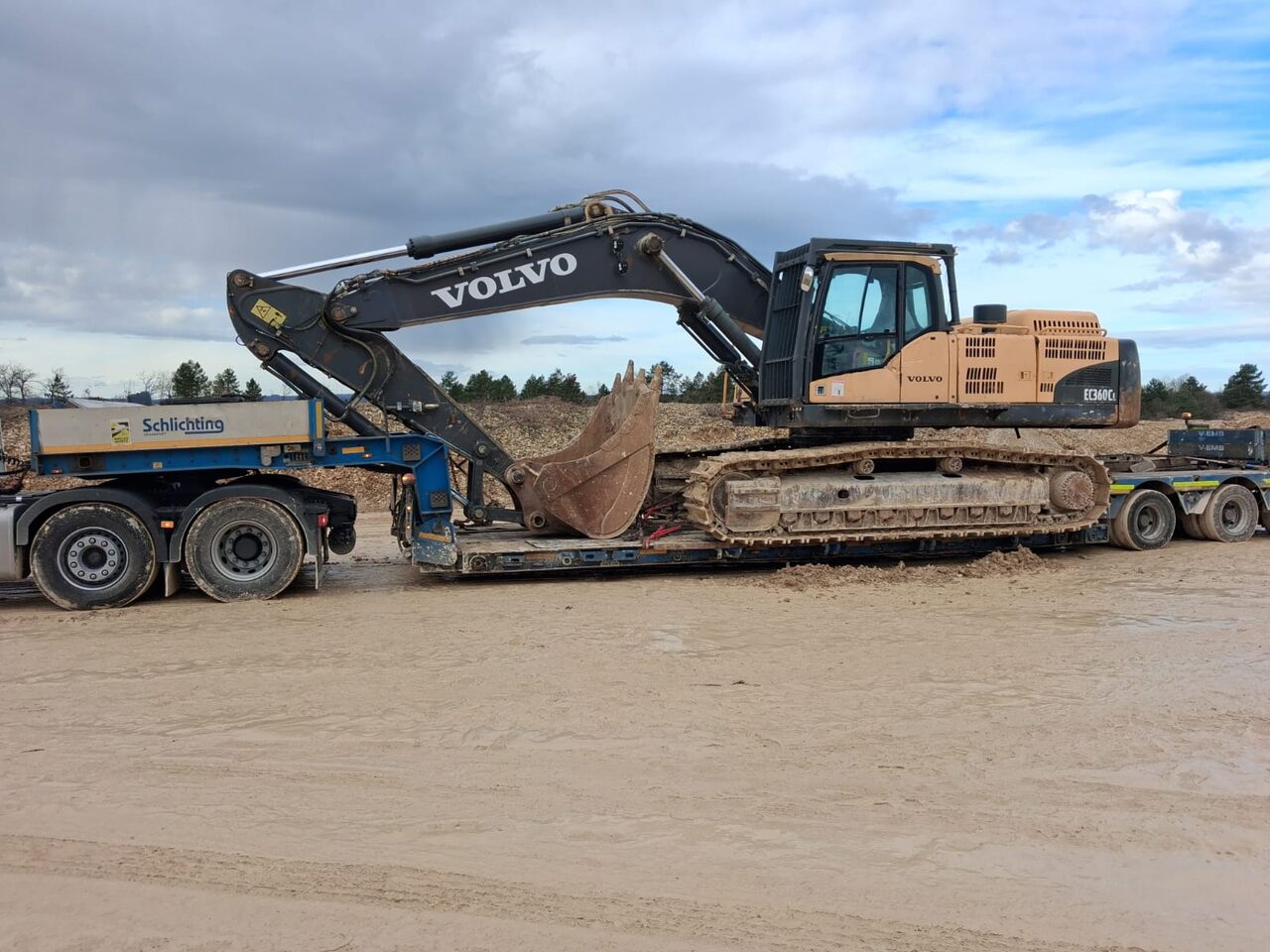 Volvo EC360 sur remorque surbaissée