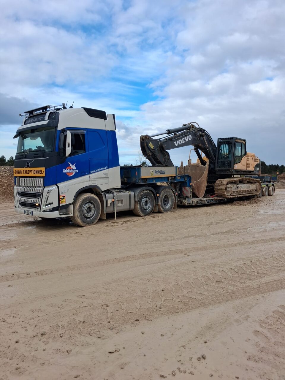 Tracteur ZTZ Logistics avec engin CAT
